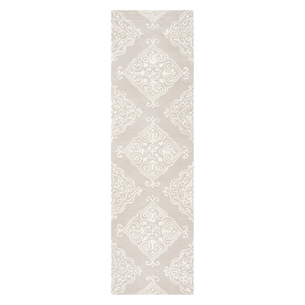 2'2inx8' Medallion Tufted Runner Silver/Ivory - Safavieh