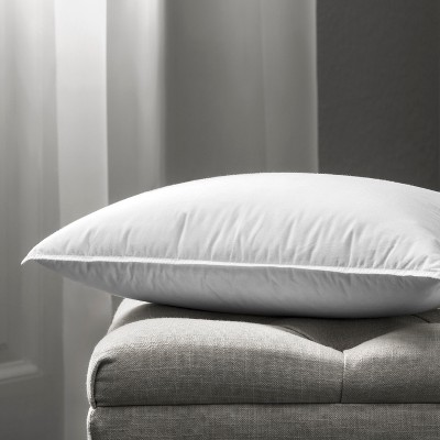 Togas Aura pillow decor