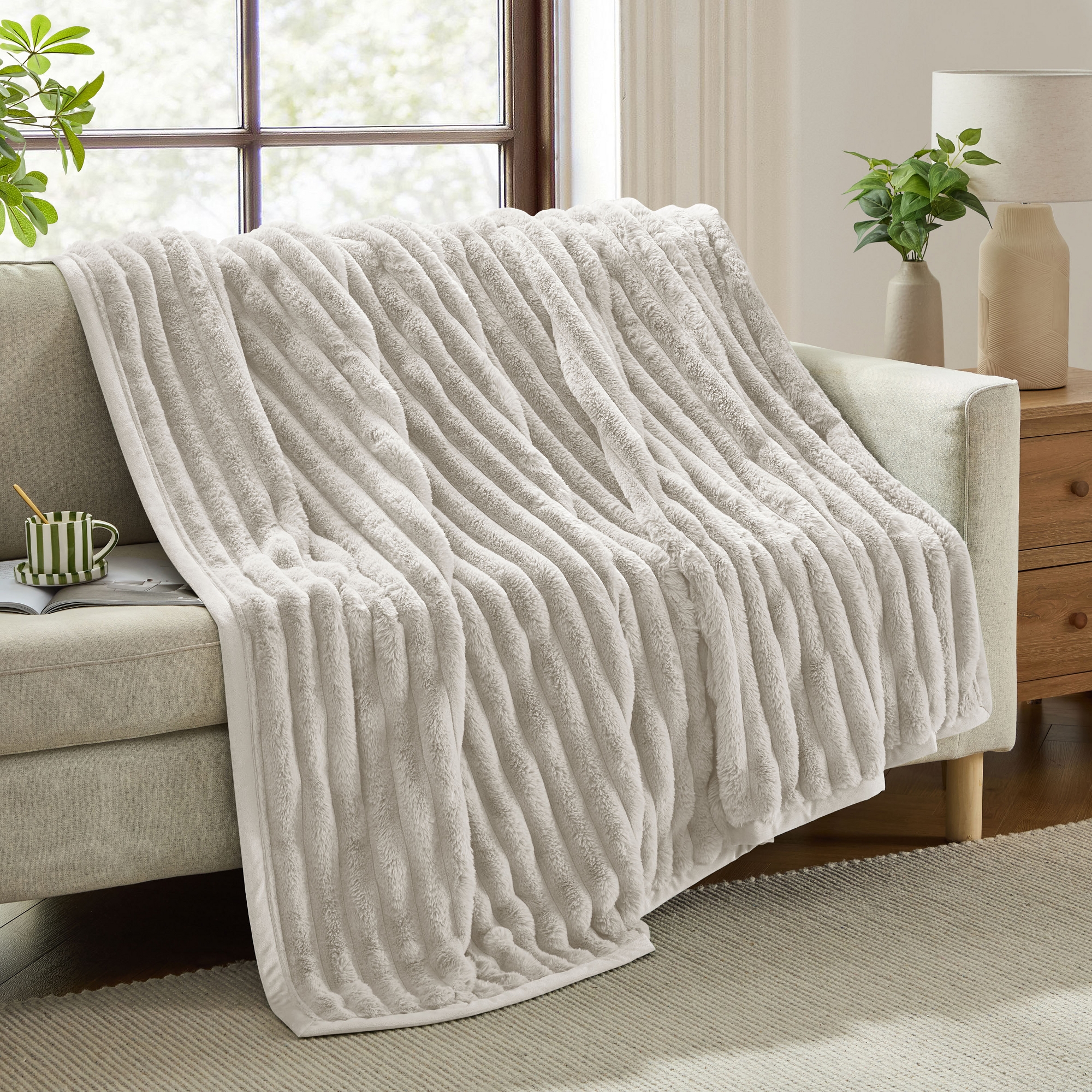Nestl Ultra-Plush Faux Mink Blanket – Thick, Warm & Cozy - Queen/King Linen - 82" x 102"