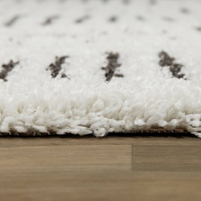 Kalpana White and Black Geometric Shag Rug 5' x 7'