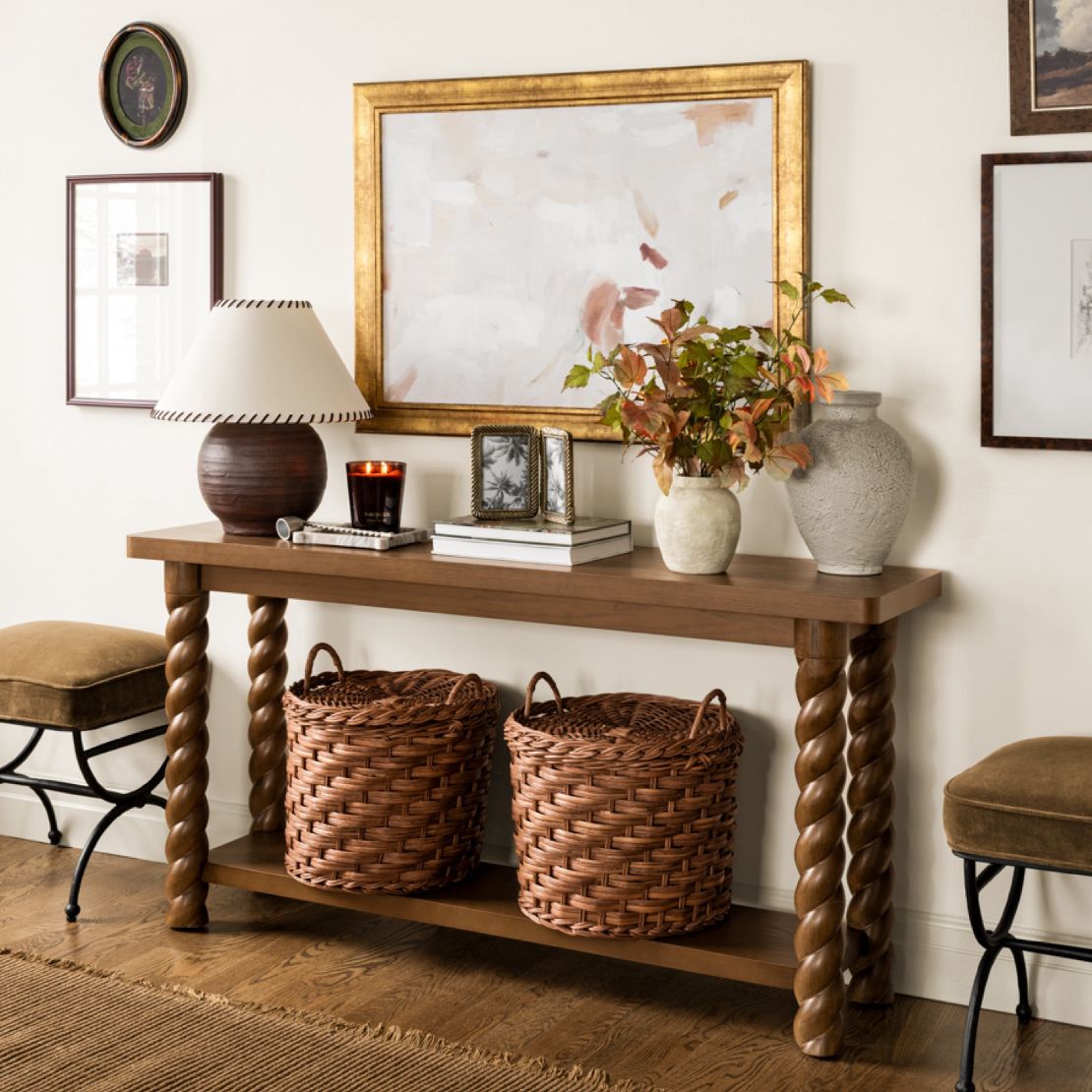 Cozy entry with warm tones and twist details