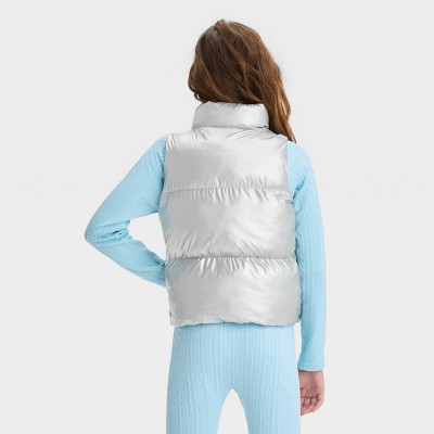 Детский стеганый жилет-фугу All in Motion с воротником-стойкой и застежкой-молнией на всю длину.