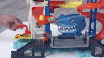 Hot Wheels City Attacking Shark Escape Playset with 1 Toy Car in 1:64 Scale