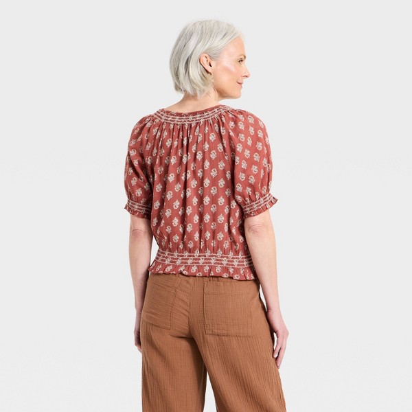 Blusa con escote en V, mangas cortas abullonadas y bordado para mujer - Universal Thread™ 2