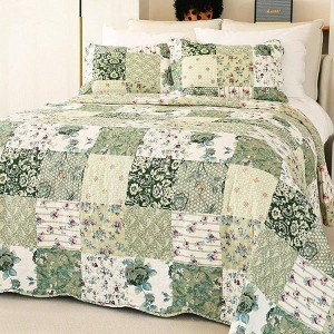Summer Floral Queen Quilt, Romantic Green White Reversible Bedding Set with Pillow Cases - 1 of 4