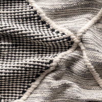 Handmade Ivory Wool 5'x8' Braided Tassel Area Rug