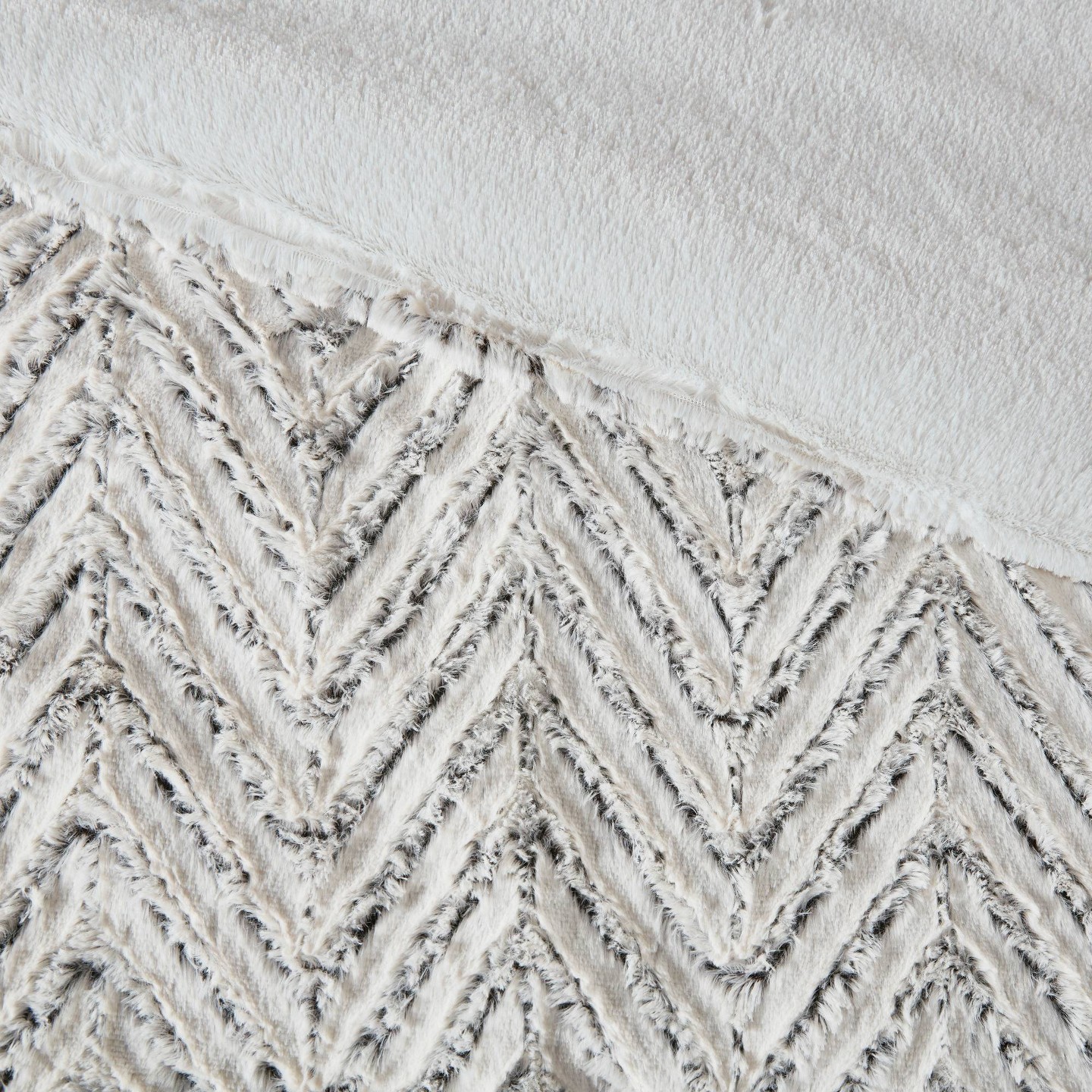 Комплект с одеялом Madison Park Ivory Aurora Plush Down Alternative Comforter Set King/California King, Geometric Pattern, Oeko-Tex Certified, цвет: Слоновая кость — фото 6