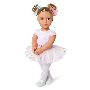 Nuestra Generación Kassia Muñeca Bailarina de 18" en Vestido de Ballet Arcoíris: Cabello Rubio Lacio, Ojos Azules, Sin Articulación, Tema Deportivo
