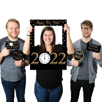 Big Dot of Happiness New Year's Eve - Gold - 2022 New Years Eve Party Selfie Photo Booth Picture Frame & Props - Printed on Sturdy Material