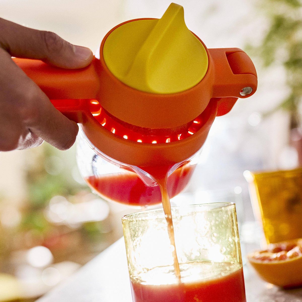 Joseph Joseph Juice Max Plus Dual Action Citrus Press with Measuring Cup - thumbnail 7