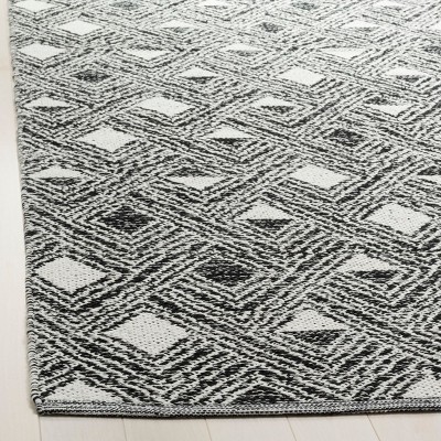Coastal Charm Black and Ivory Geometric Flat Woven 5' x 8' Rug