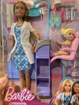 BARBIE DENTISTA DOLL PLAYSET + ACCESSORI BAMBOLINA BARBIE STUDIO DENTISTICO  CON BAMBINA SU POLTRONA 3+ANNI MATTEL - Parole e Pensieri