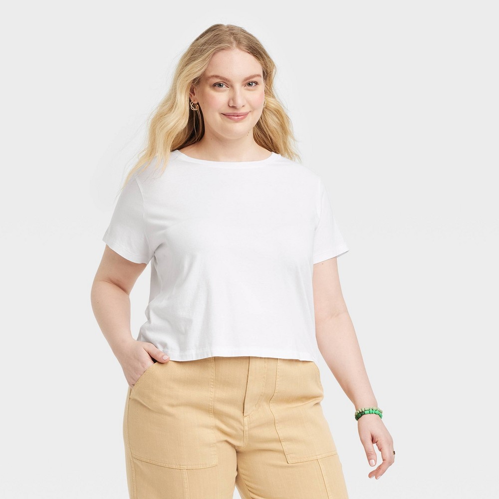 Women's Shrunken Short Sleeve T-Shirt - Universal Thread™ White 