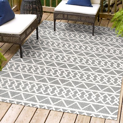 Aylan Black and Ivory Geometric Synthetic Indoor/Outdoor Rug