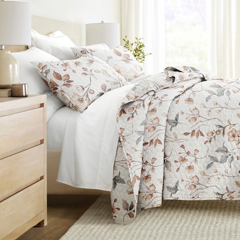 Becky Cameron Ultra-Soft Quilt Set – Lightweight Microfiber Coverlet in Russet Floral Pattern by Becky Cameron, Russet Floral Natural, Full/Queen