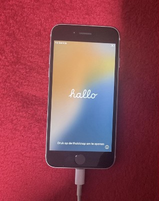 Pre-Owned Apple iPhone SE (2nd Generation) (128GB) Unlocked - Red