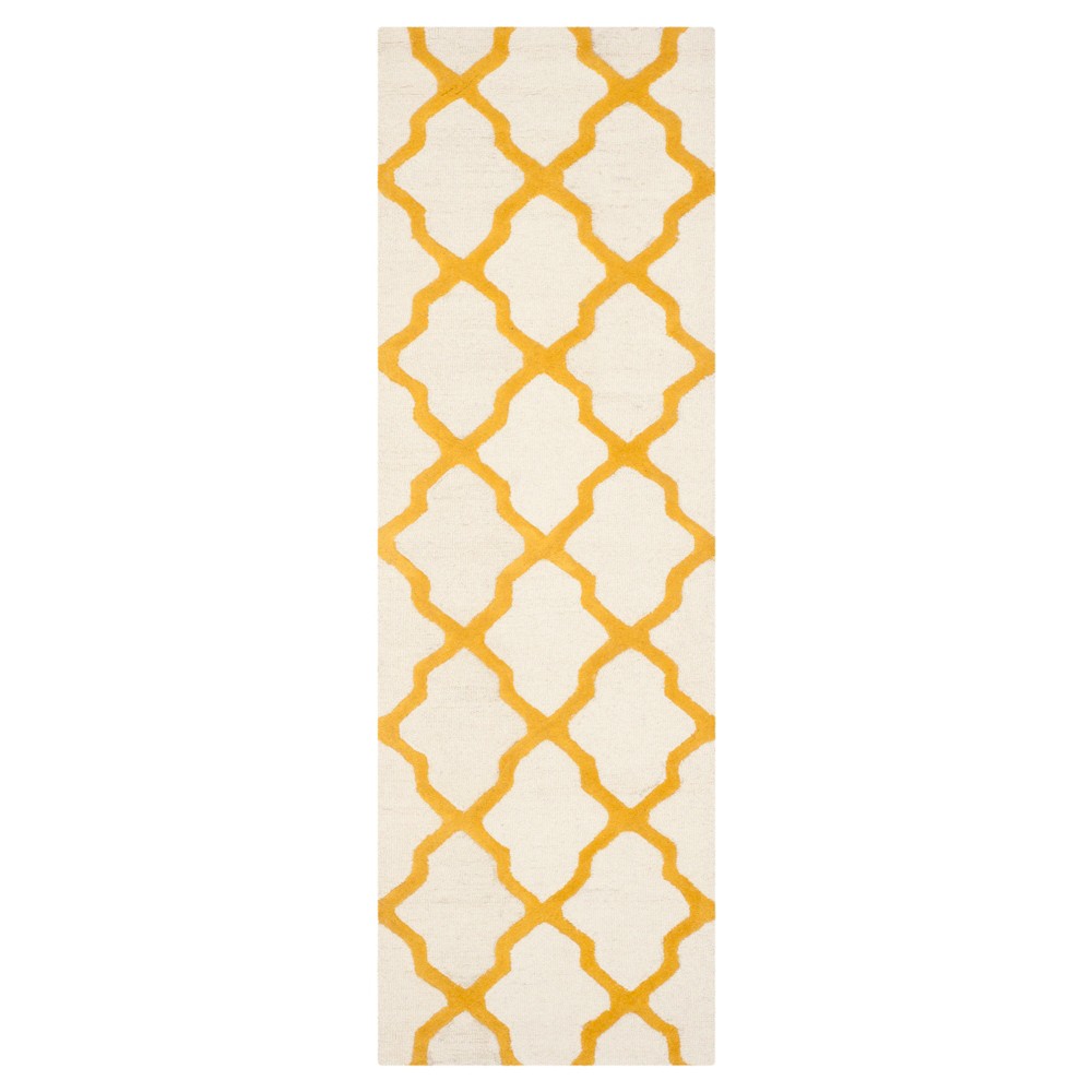 2'6inx8' Runner Geometric Ivory/Gold - Safavieh