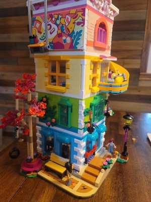 LEGO Friends 41748 - Le Centre Collectif de Heartlake City, Jouet Modulaire  avec Studios d'Art et d'Enregistrement, Salle de Jeux, Pickle le Chien et  Plus pas cher 