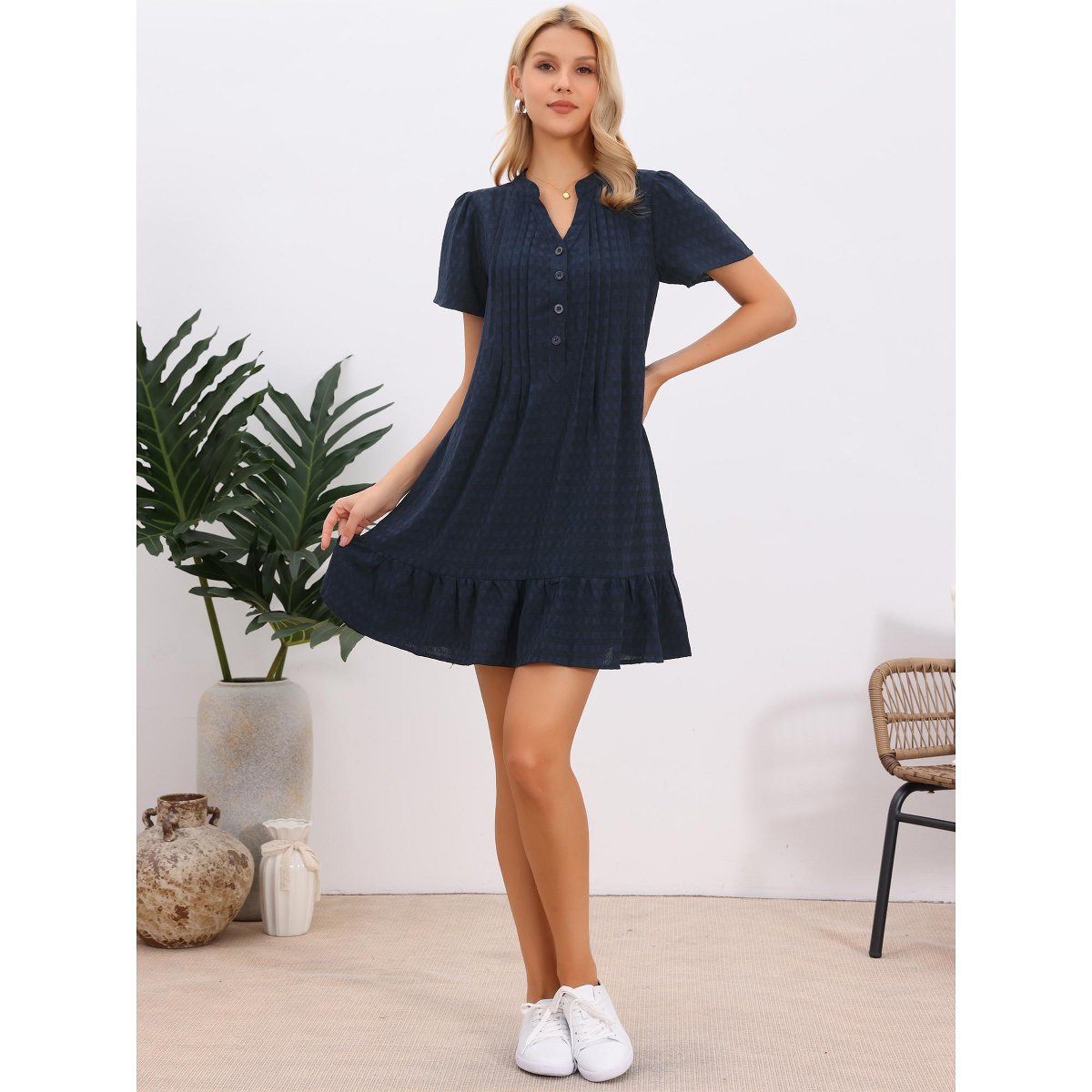 Женские платья INSPIRE CHIC Women's V Neck Short Sleeve Mini Textured Ruffle Hem Tunic Babydoll Dresses Small Navy Blue — фото 4