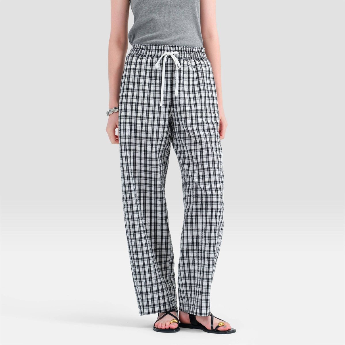 Women's High-Rise Barrel Leg Pants - Universal Thread™