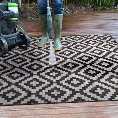 Modern Gray Geometric 5' x 7' Synthetic Indoor/Outdoor Rug
