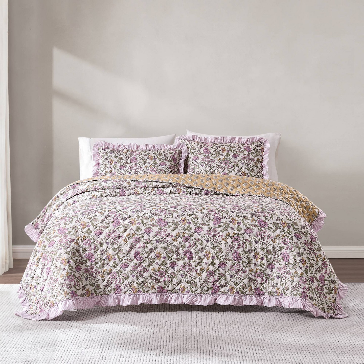 Покрывала Lush Decor King/California King Lola Block Print Ruffle Reversible Floral Quilts Purple, цвет: С принтом — фото 1