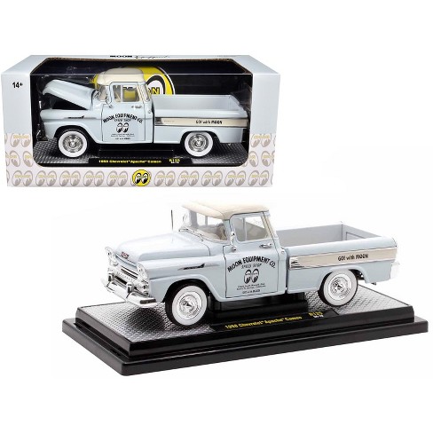 M2 Machines 1974 Datsun Pickup MOONEYES - Scala 1:64 Bianco, Edizione Limitata 4800 Pezzi