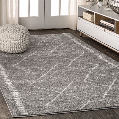Gray Geometric 4' x 6' Reversible Synthetic Area Rug