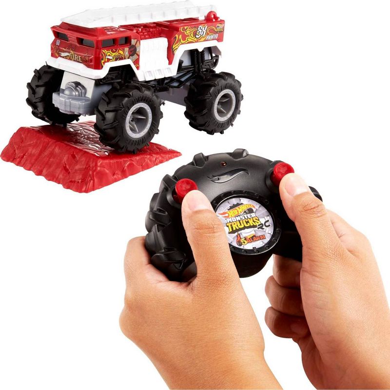 Hot Wheels Monster Trucks 1:24 Scale Remote Control 5-Alarm Vehicle, 4 of 6