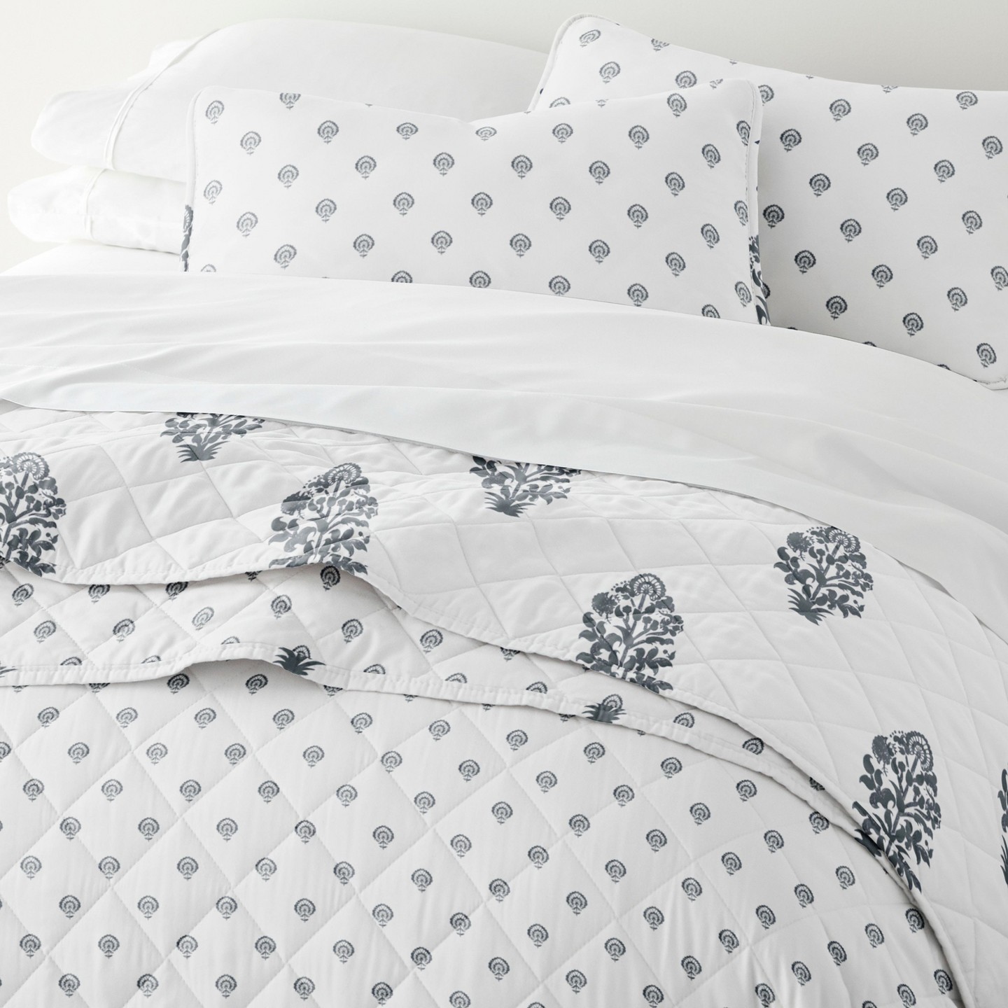 Комплект с покрывалом Becky Cameron Quilted Coverlet Set – Ultra-Soft Lightweight Bedding in Stamped Bloom Pattern, Stamped Bloom Dusk Blue, King/California King, цвет: Синий — фото 7