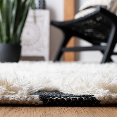 Ivory and Black Hand-Tufted Wool 4' x 6' Rug