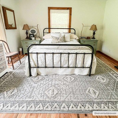 Agoo 5'3" x 7' Gray and Cream High Pile Polyester Area Rug