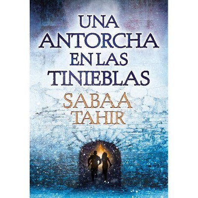 Una Antorcha En Las Tinieblas / A Torch Against the Night - (Una Llama Entre Cenizas / An Ember in the Ashes) by  Sabaa Tahir (Paperback)