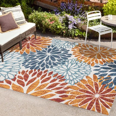 Crisantemo Floral Indoor/Outdoor Area Rug - JONATHAN Y