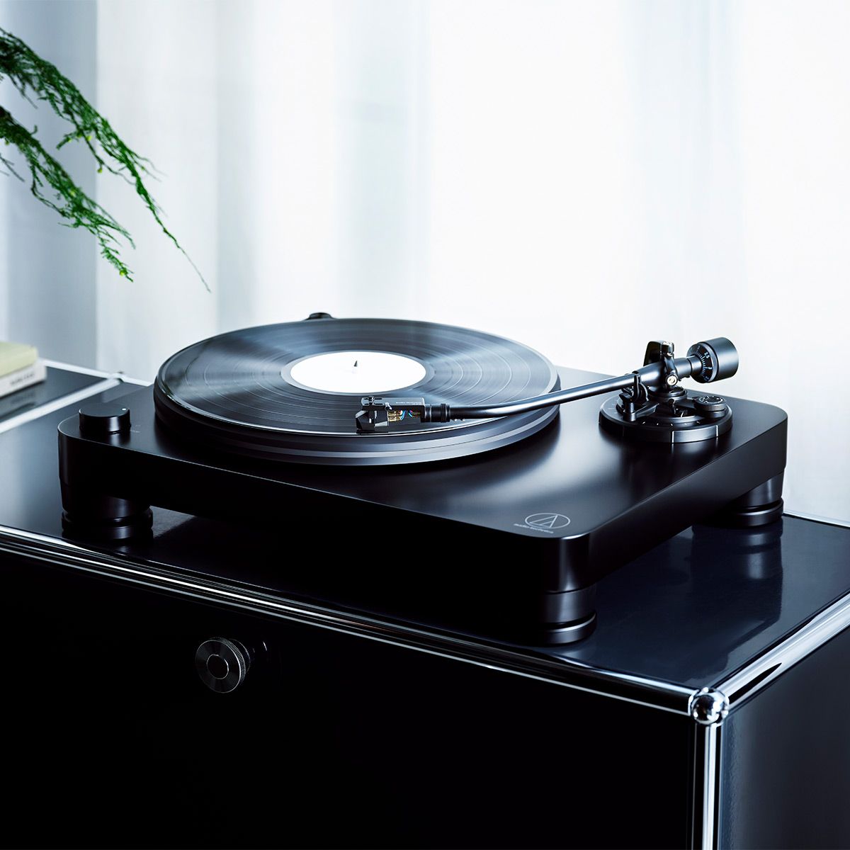 Audio-Technica AT-LP7X Manual Belt Drive Turntable with AT-VM95E MM Cartridge - thumbnail 2