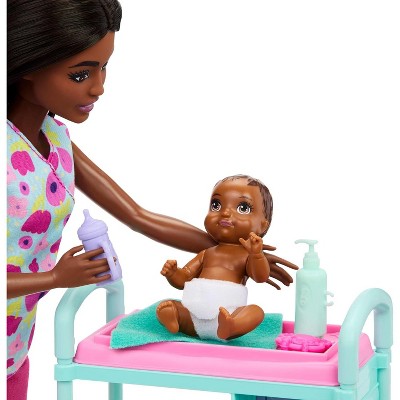 Детские куклы Barbie Careers Baby Doctor Playset with Brunette Fashion Doll, 2 Baby Dolls, Exam Table & Accessories — фото 5
