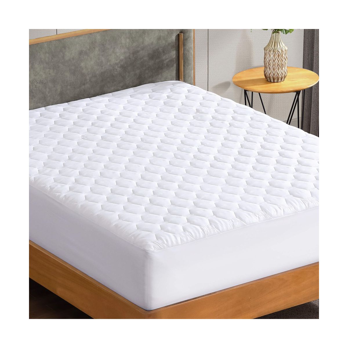 Mattress Pad - Soft and Hypoallergenic - Thick and Odorless Polyester Filling - 152 Thread Count