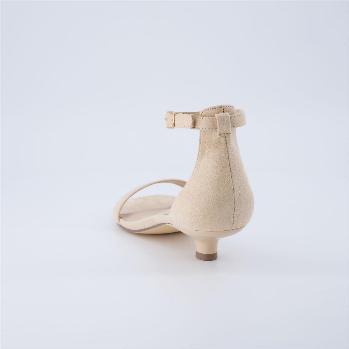 Женские сандалии CUSHIONAIRE Solo Women’s Kitten Heel Dress Sandal – 1 Band Ankle Strap Heel with Cushioned Footbed & Faux Suede Upper, Natural 6 — фото 6