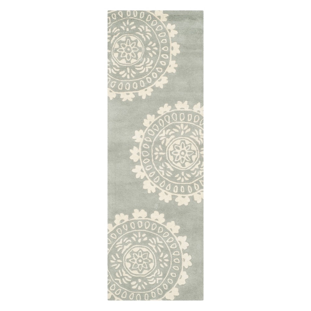 2'3inx9' Runner Medallion Gray/Ivory - Safavieh