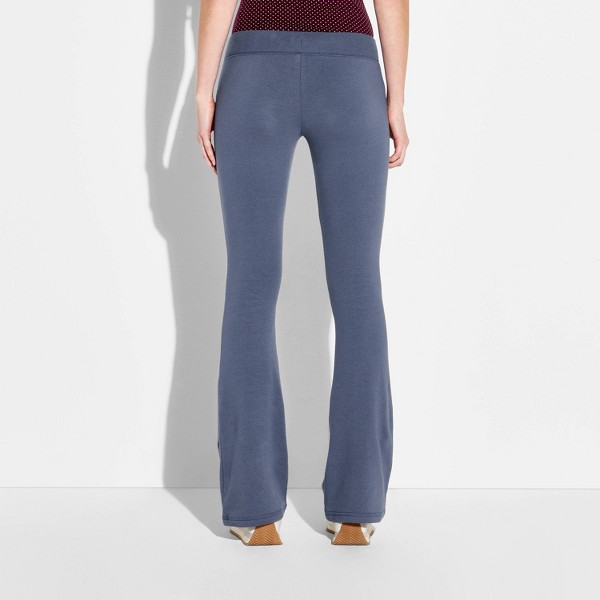 Pantalones de sudadera bootcut de tiro bajo para mujer - Wild Fable™ con Olivia Dayton 3