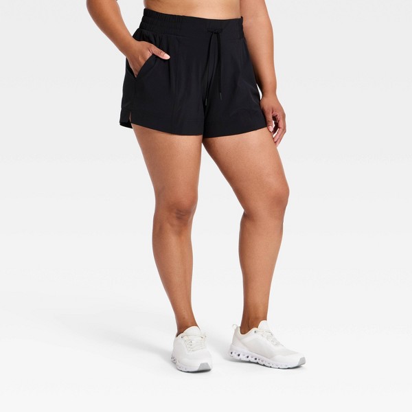 Shorts de tejido ligero de cintura media 4" para mujer - All In Motion™ 4