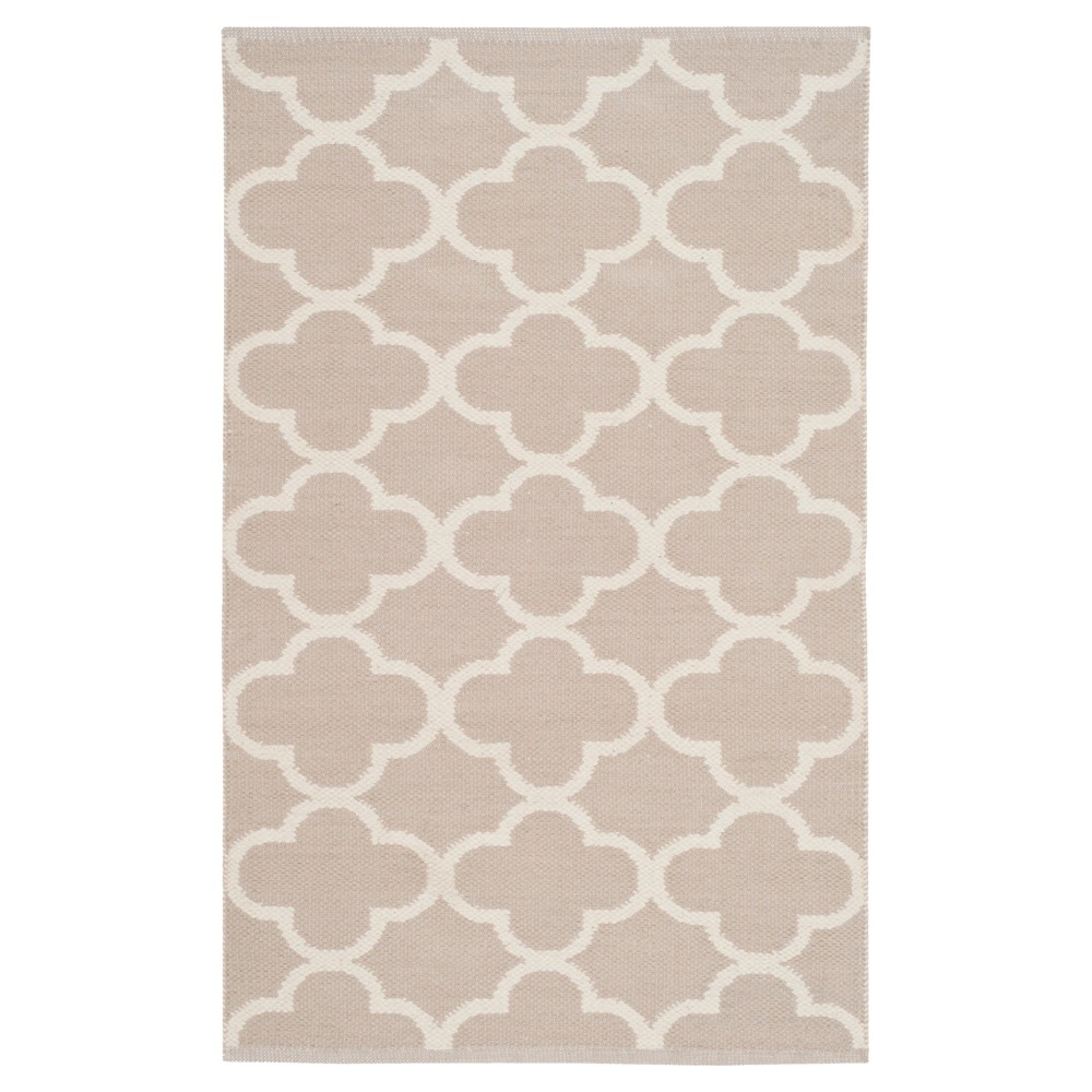  Gray/Ivory Quatrefoil Design Woven Accent Rug