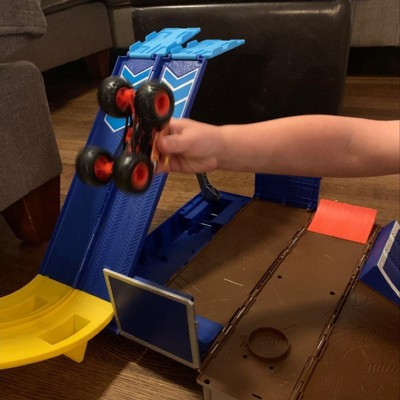 Monster Jam, 2-in-1 Launch N' Go Hauler Playset and Storage with