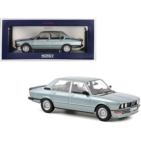BMW M535i 1980 Bleu mét avec décoration 1/18 - Exclu web 500 pcs