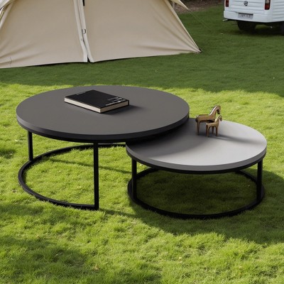 Luck Live The courtyard coffee table consists of movable round tables in two different sizes that can be combined as needed.