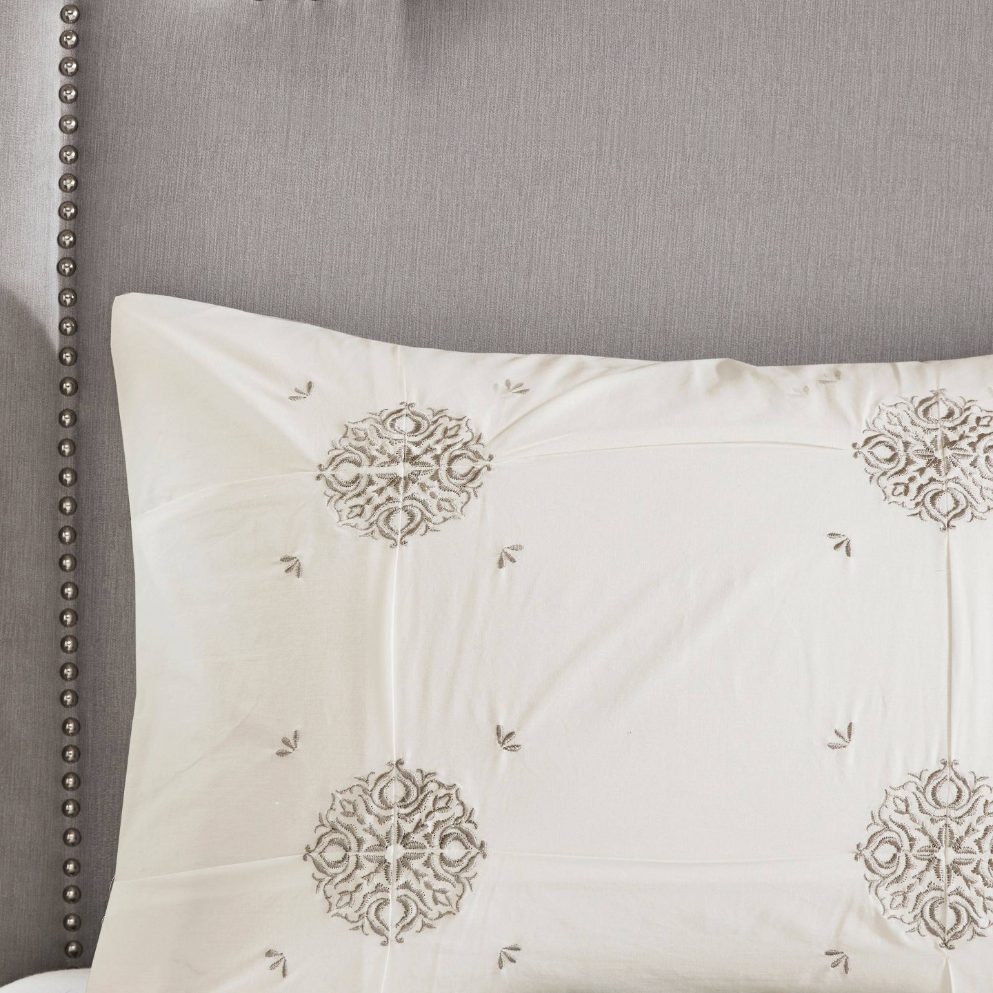 Комплект с одеялом Madison Park Alicia King/California King 6pc Comforter Set Gray/Ivory, Medallion Pattern, Percale Weave, цвет: Серый — фото 6