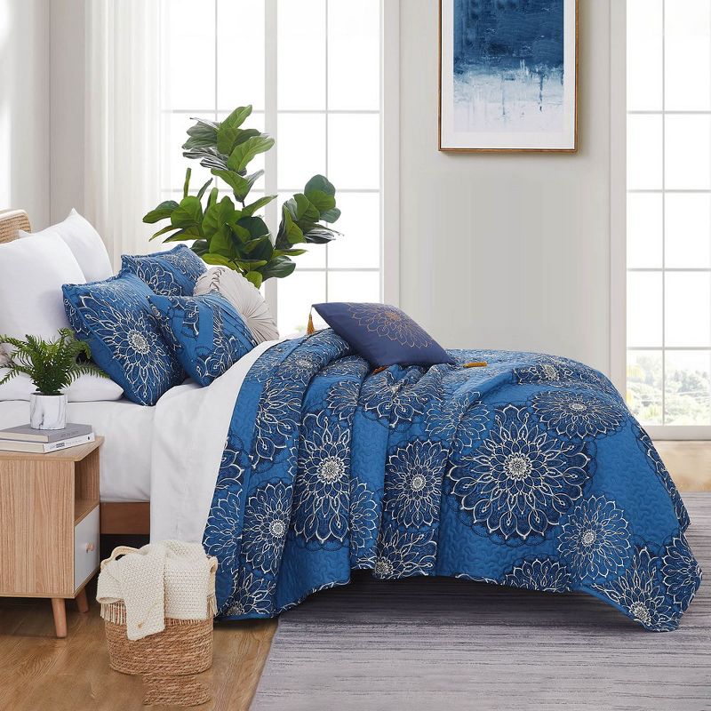 Southshore Fine Living Midnight Floral Oversized 6-Piece Quilt Bedding Set with coordinating shams, 5 of 7