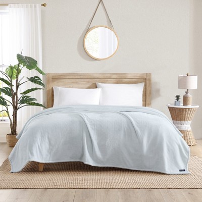 Full/Queen Solid Plush Blanket Blue - Room Essentials™