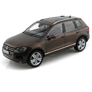 2010 Volkswagen Touareg V6 TSI Graciosa Brown Metallic 1/18 Diecast Car Model by Kyosho - 1 of 3