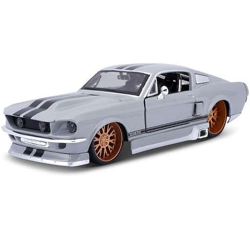  Ford Mustang GT.  Gris con rayas negras 